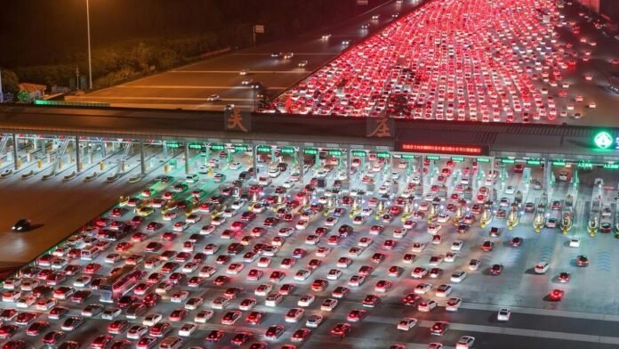 É falso que vídeo na China mostre 10 milhões de carros em