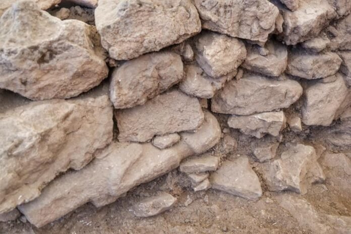 Estátua humana achada em parede de pedra de 12 mil anos Estátua humana achada em parede de pedra de 12 mil anos