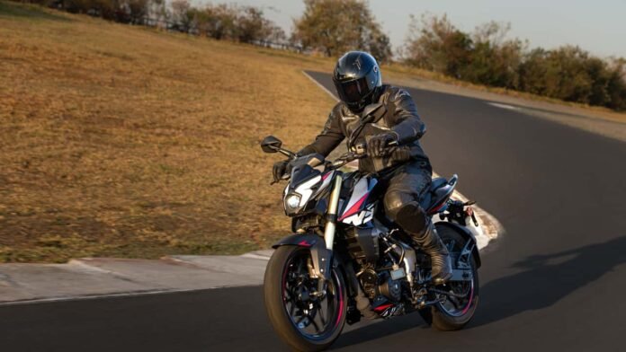 Bajaj vende mais de 3.000 motos em um mês pela primeira vez