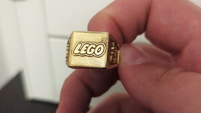 Funcionário da LEGO ganhou raro anel de ouro há 52 anos nos EUA