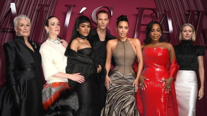 Sarah Paulson e Kim Kardashian chegam ao Brasil para premiere de