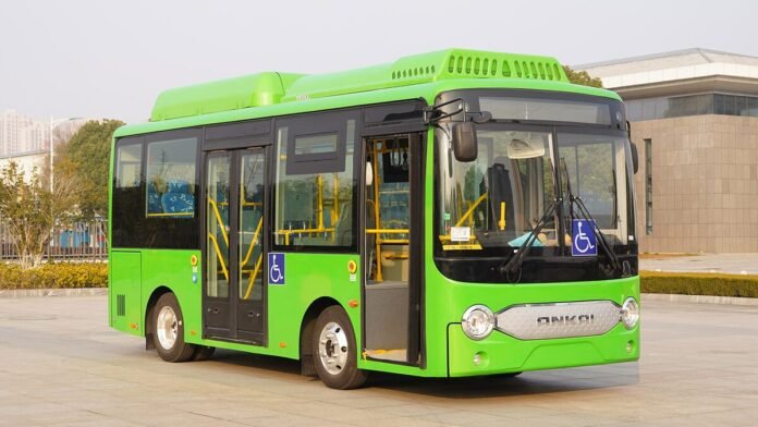 Miniônibus elétrico chinês de alta autonomia é visto no Brasil