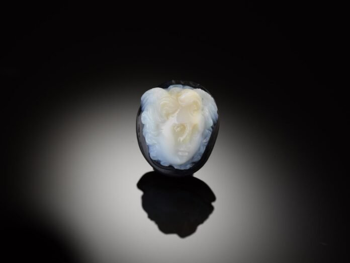 Joia de 1.900 anos com Medusa achada na Áustria Joia de 1.900 anos com Medusa achada na Áustria